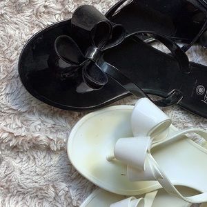 flip flops- 2 pair
